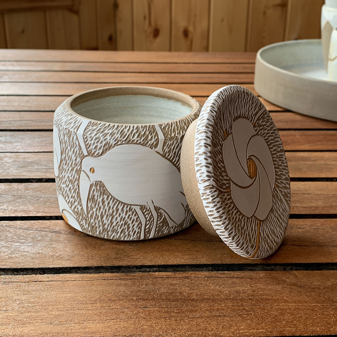 La Datcha, lidded box with white bird, lid open